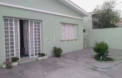 Imagem: A casa possui 3 Dormitórios, 1 Banheiro, 2 Vagas na garagem