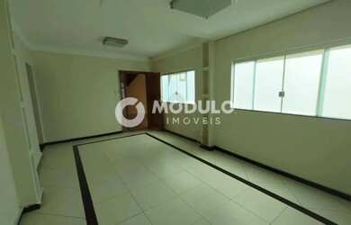 Imagem: A casa possui 3 Dormitórios, 3 Banheiros, 3 Vagas na garagem