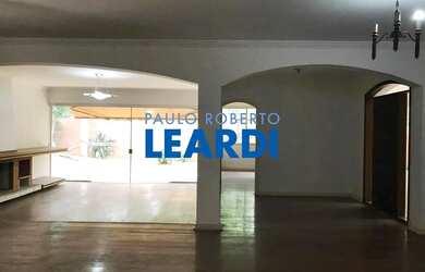 Imagem: A casa possui 4 Dormitórios, 5 Banheiros, 5 Vagas na garagem