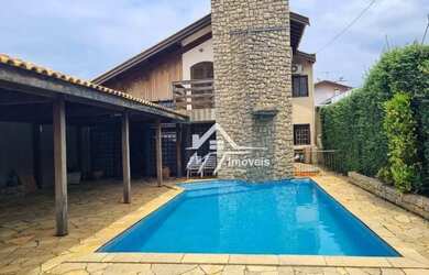 Imagem: A casa possui 2 Dormitórios, 2 Banheiros, 2 Vagas na garagem