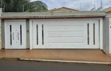 Imagem: A casa à venda possui 3 Dormitórios, 4 Banheiros, 5 Vagas