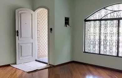 Imagem: A casa possui 3 Dormitórios, 3 Banheiros, 4 Vagas na garagem