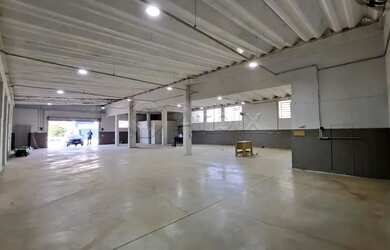 Imagem: O depósito possui 5 Vagas na garagem e 434m² de Área e está