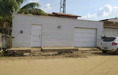 Imagem: A casa possui 3 Dormitórios, 3 Banheiros, 2 Vagas na garagem