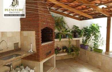 Imagem: A casa possui 3 Dormitórios, 3 Banheiros, 2 Vagas na garagem