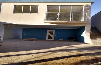 Imagem: A casa possui 1 Dormitório, 1 Banheiro, 5 Vagas na garagem