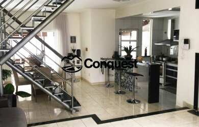 Imagem: A casa possui 3 Dormitórios, 2 Banheiros, 3 Vagas na garagem