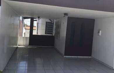Imagem: A casa possui 3 Dormitórios, 2 Banheiros, 2 Vagas na garagem