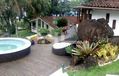 Imagem: A casa em condomínio possui 5 Dormitórios, 5 Banheiros, 3