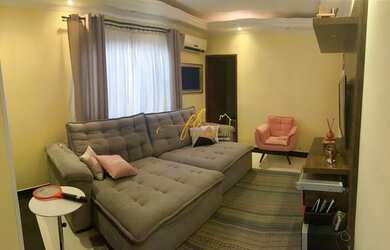 Imagem: A casa possui 3 Dormitórios, 2 Banheiros, 2 Vagas na garagem