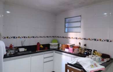 Imagem: A casa possui 4 Dormitórios, 2 Banheiros, 2 Vagas na garagem