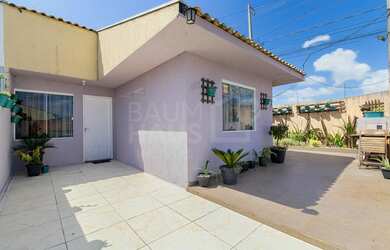 Imagem: A casa possui 3 Dormitórios, 1 Banheiro, 1 Vaga na garagem