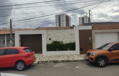 Imagem: A casa possui 3 Dormitórios, 2 Banheiros, 1 Vaga na garagem