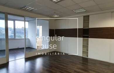 Imagem: O depósito possui 3 Vagas na garagem, 94m² de Área e está