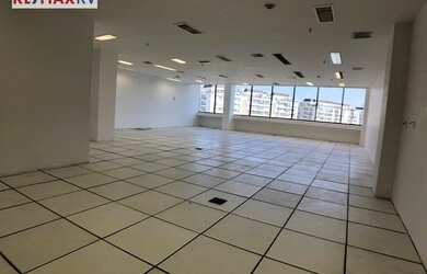 Imagem: O depósito possui 5 Vagas na garagem, 145m² de Área e está