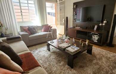 Imagem: A casa possui 3 Dormitórios, 2 Banheiros, 2 Vagas na garagem