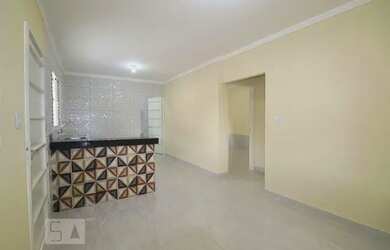 Imagem: A casa possui 3 Dormitórios, 2 Banheiros, 1 Vaga na garagem