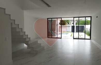 Imagem: A casa em condomínio possui 4 Dormitórios, 5 Banheiros, 2