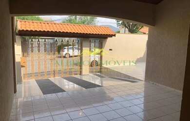 Imagem: A casa possui 3 Dormitórios, 3 Banheiros, 4 Vagas na garagem