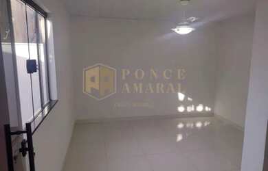 Imagem: A casa possui 2 Dormitórios, 1 Banheiro, 2 Vagas na garagem