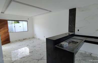 Imagem: A casa possui 4 Dormitórios, 3 Banheiros, 2 Vagas na garagem