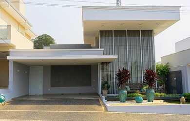 Imagem: A casa possui 3 Dormitórios, 4 Banheiros, 4 Vagas na garagem