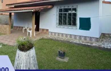 Imagem: A casa possui 2 Dormitórios, 2 Banheiros, 3 Vagas na garagem