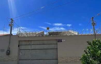 Imagem: A casa possui 2 Dormitórios, 2 Banheiros, 2 Vagas na garagem