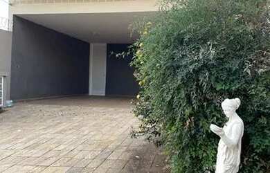 Imagem: A casa possui 3 Dormitórios, 3 Banheiros, 4 Vagas na garagem