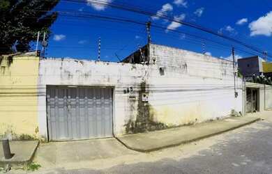 Imagem: A casa possui 4 Dormitórios, 5 Banheiros, 2 Vagas na garagem