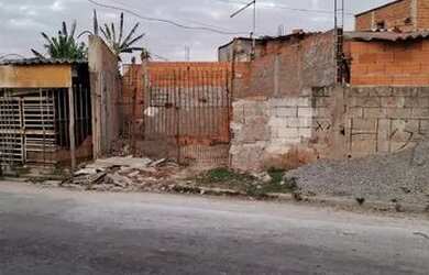 Imagem: A casa possui 1 Dormitório, 1 Banheiro, 1 Vaga na garagem e