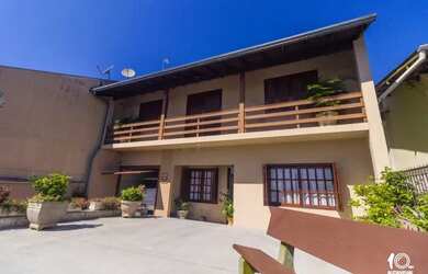 Imagem: A casa possui 3 Dormitórios, 2 Banheiros, 2 Vagas na garagem