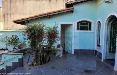 Imagem: A casa possui 3 Dormitórios, 2 Banheiros, 2 Vagas na garagem