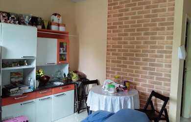 Imagem: A casa possui 2 Dormitórios, 1 Banheiro e 2 Vagas na garagem