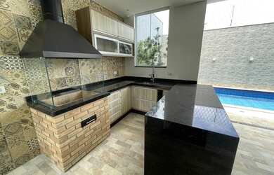 Imagem: A casa em condomínio possui 4 Dormitórios, 2 Banheiros, 3