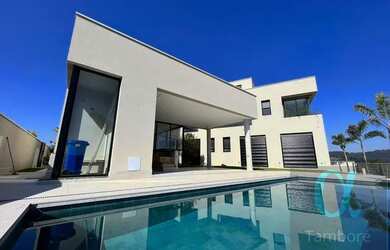 Imagem: A casa possui 5 Dormitórios, 5 Banheiros, 4 Vagas na garagem