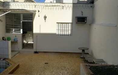 Imagem: A casa possui 5 Dormitórios, 1 Banheiro, 3 Vagas na garagem