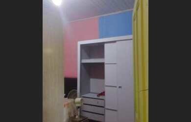 Imagem: A casa possui 2 Dormitórios, 1 Banheiro e está localizado