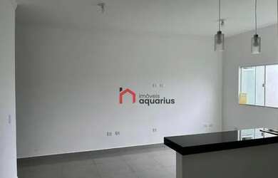 Imagem: A casa possui 2 Dormitórios, 2 Banheiros, 2 Vagas na garagem