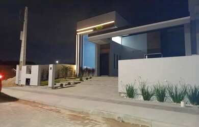 Imagem: A casa possui 3 Dormitórios, 2 Banheiros, 2 Vagas na garagem