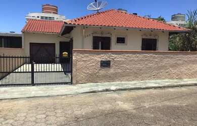 Imagem: A casa possui 5 Dormitórios, 4 Banheiros, 3 Vagas na garagem