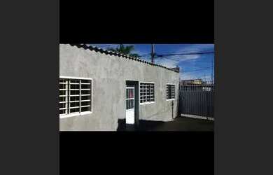 Imagem: A casa possui 1 Dormitório, 1 Banheiro, 1 Vaga na garagem