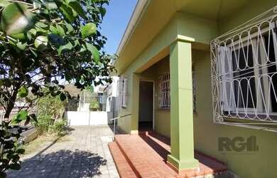 Imagem: A casa possui 4 Dormitórios, 3 Banheiros, 3 Vagas na garagem