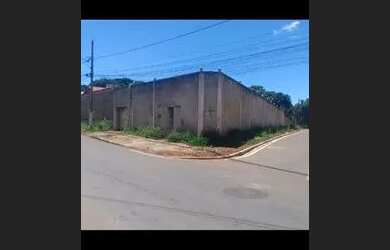 Imagem: A casa possui 3 Dormitórios, 2 Banheiros, 5 Vagas na garagem