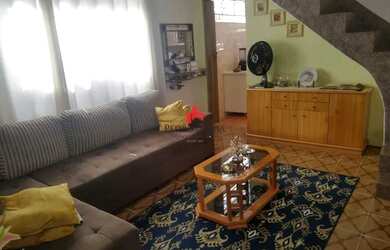 Imagem: A casa possui 5 Dormitórios, 3 Banheiros, 2 Vagas na garagem