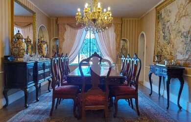 Imagem: A casa possui 5 Dormitórios, 5 Banheiros, 3 Vagas na garagem