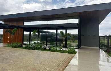 Imagem: A casa em condomínio possui 4 Dormitórios, 5 Banheiros, 5