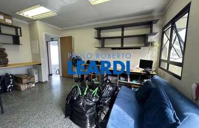 Imagem: O depósito possui 2 Vagas na garagem, 32m² de Área e está