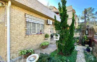 Imagem: A casa possui 3 Dormitórios, 2 Banheiros, 2 Vagas na garagem