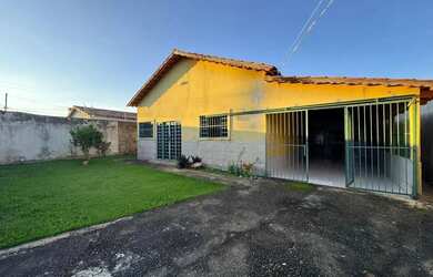 Imagem: A casa possui 4 Dormitórios, 1 Banheiro, 4 Vagas na garagem